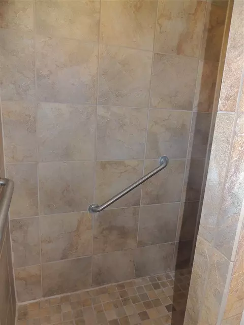 Bath - 925 Kenwood Dr, Abilene, TX 79601 photo 3 of 6