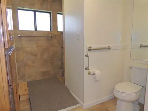 Bath - 925 Kenwood Dr, Abilene, TX 79601 photo 2 of 6
