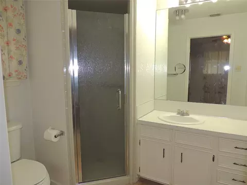 Bath - 925 Kenwood Dr, Abilene, TX 79601 photo 5 of 6