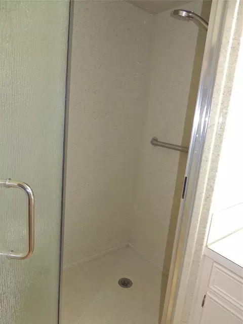 Bath - 925 Kenwood Dr, Abilene, TX 79601 photo 6 of 6