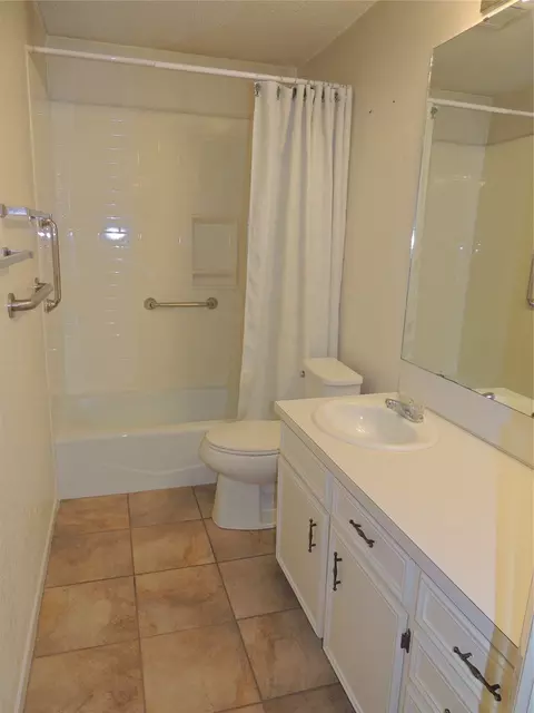 Bath - 925 Kenwood Dr, Abilene, TX 79601 photo 4 of 6