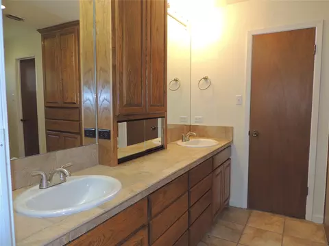 Bath - 925 Kenwood Dr, Abilene, TX 79601 photo 1 of 6
