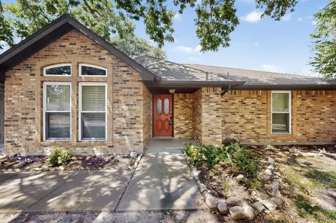 10168 Stoneleigh Dr, Benbrook, TX 76126