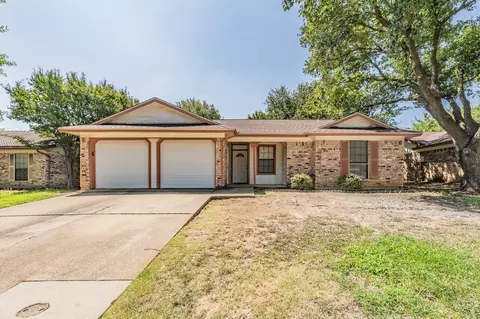 214 Kalmia Dr, Arlington, TX 76018