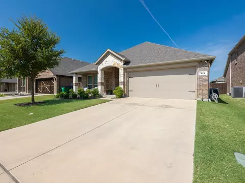 215 Arborside Dr, Waxahachie, TX 75165