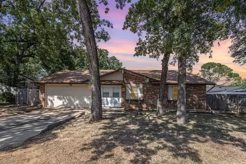 302 Fair Oaks Blvd, Euless, TX 76039