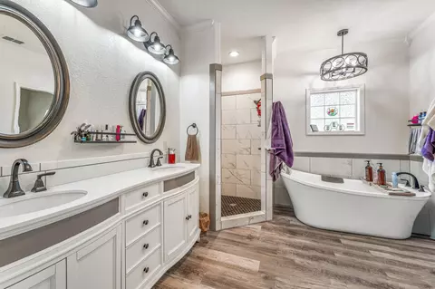 Bath - 129 Hogan St, Comanche, TX 76442 photo 2 of 5