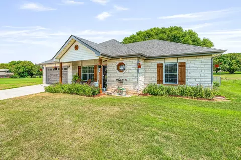 Exterior - 129 Hogan St, Comanche, TX 76442 photo 2 of 10