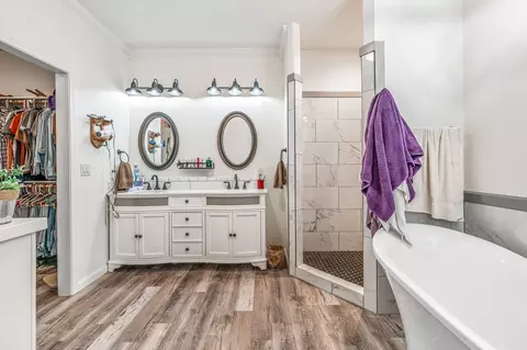 Bath - 129 Hogan St, Comanche, TX 76442 photo 1 of 5