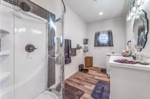 Bath - 129 Hogan St, Comanche, TX 76442 photo 4 of 5