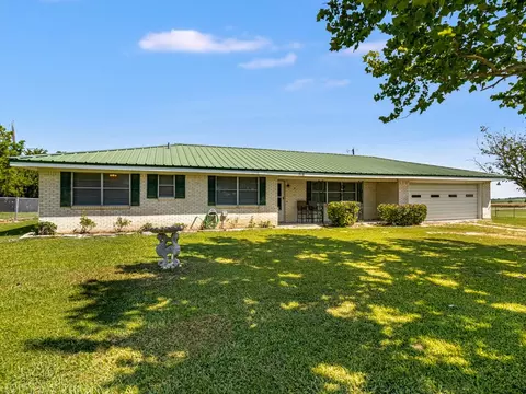 713 E Pace St, Frost, TX 76641