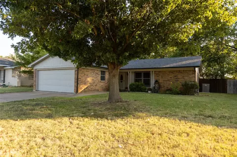 520 Douglas St, Burleson, TX 76028