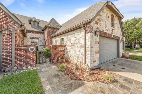 1011 W Avalon Ct, Granbury, TX 76048