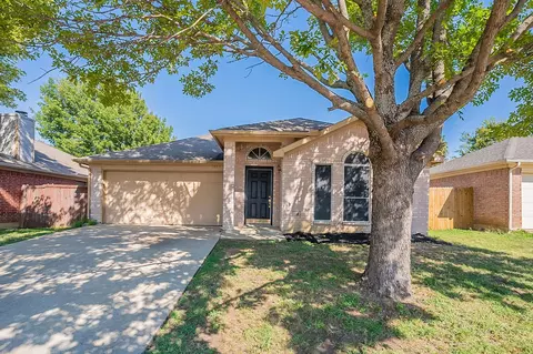 7017 Stetter Dr, Arlington, TX 76001