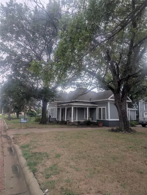 105 W Oak St, Olney, TX 76374