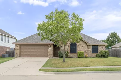613 Hummingbird Trl, Crowley, TX 76036