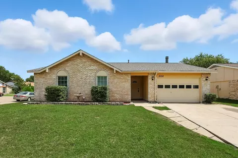 2106 Sheriff Dr, Grand Prairie, TX 75051