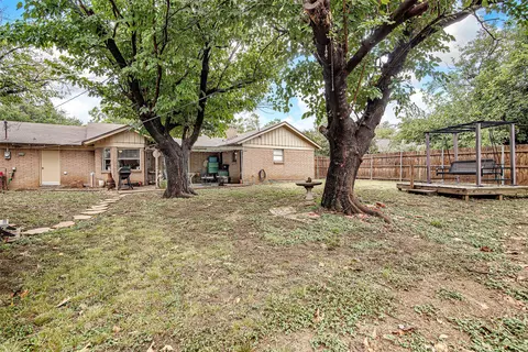 Exterior - 708 Commerce St, Euless, TX 76040 photo 6 of 7
