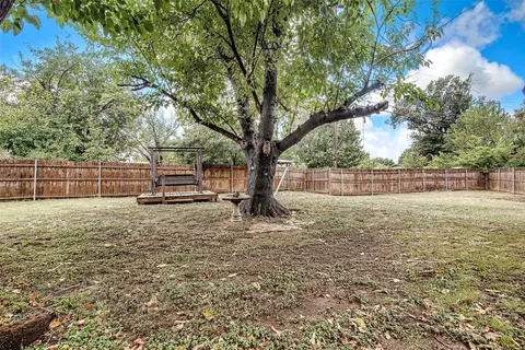 Exterior - 708 Commerce St, Euless, TX 76040 photo 5 of 7