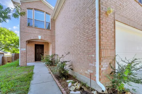 1946 Courtside Dr, Grand Prairie, TX 75051