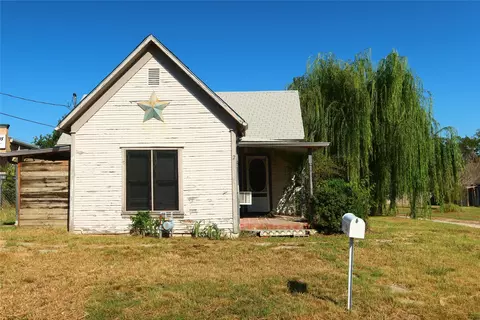 204 Taylor St, Bowie, TX 76230