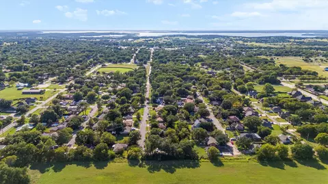 View/Area - 724 E Main St, Pilot Point, TX 76258 photo 4 of 7
