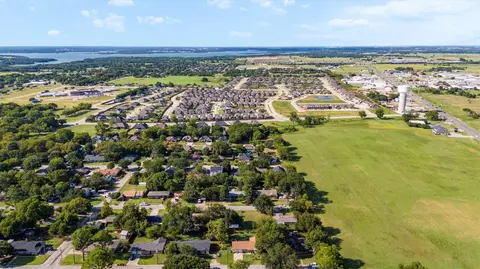 View/Area - 724 E Main St, Pilot Point, TX 76258 photo 5 of 7
