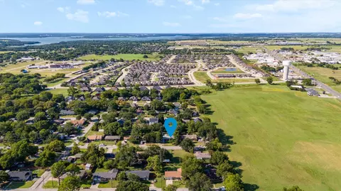 View/Area - 724 E Main St, Pilot Point, TX 76258 photo 2 of 7