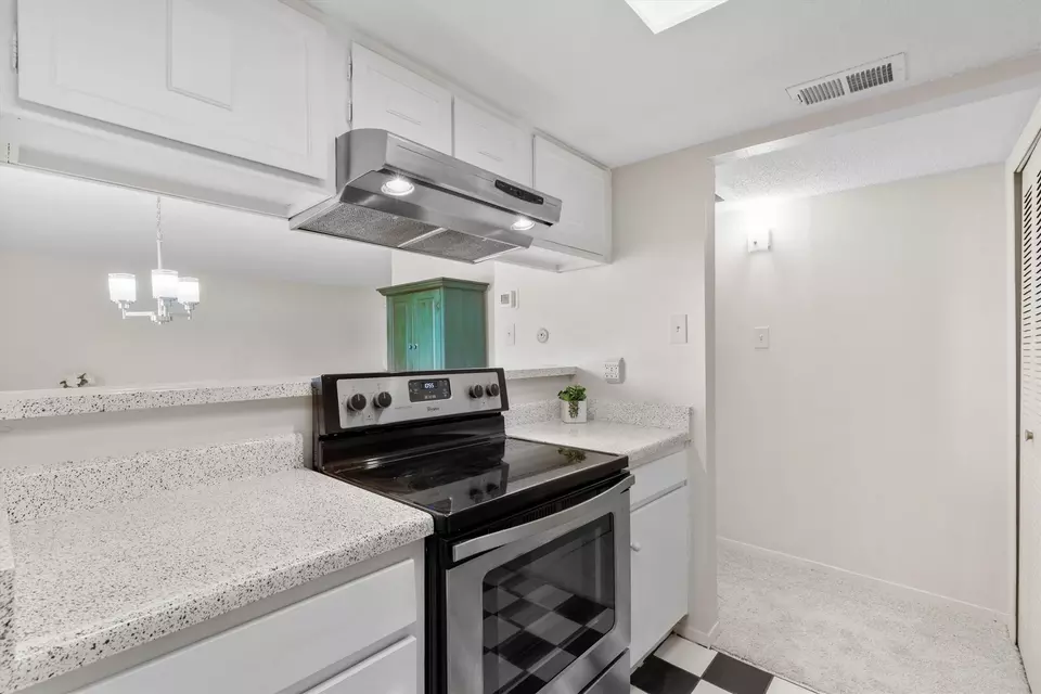 Kitchen - 5935 Harvest Hill Rd #1096, Dallas, TX 75230 photo 1 of 2