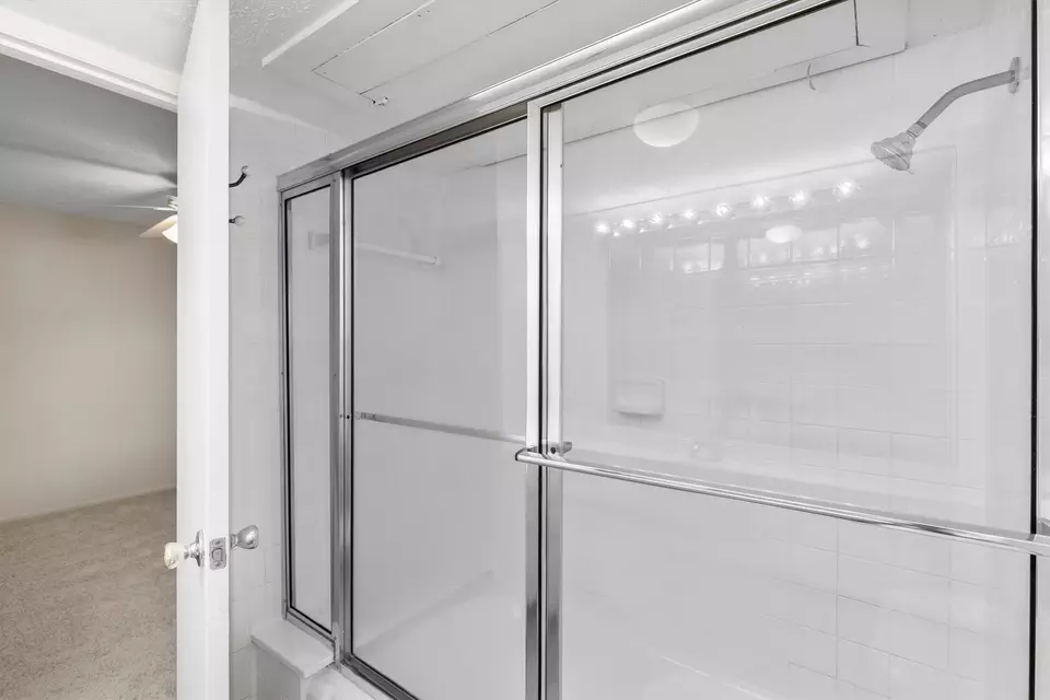 Bath - 5935 Harvest Hill Rd #1096, Dallas, TX 75230 photo 2 of 2