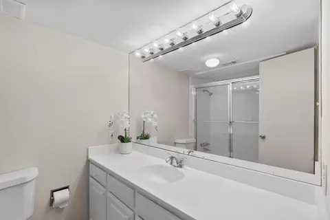 Bath - 5935 Harvest Hill Rd #1096, Dallas, TX 75230 photo 1 of 2