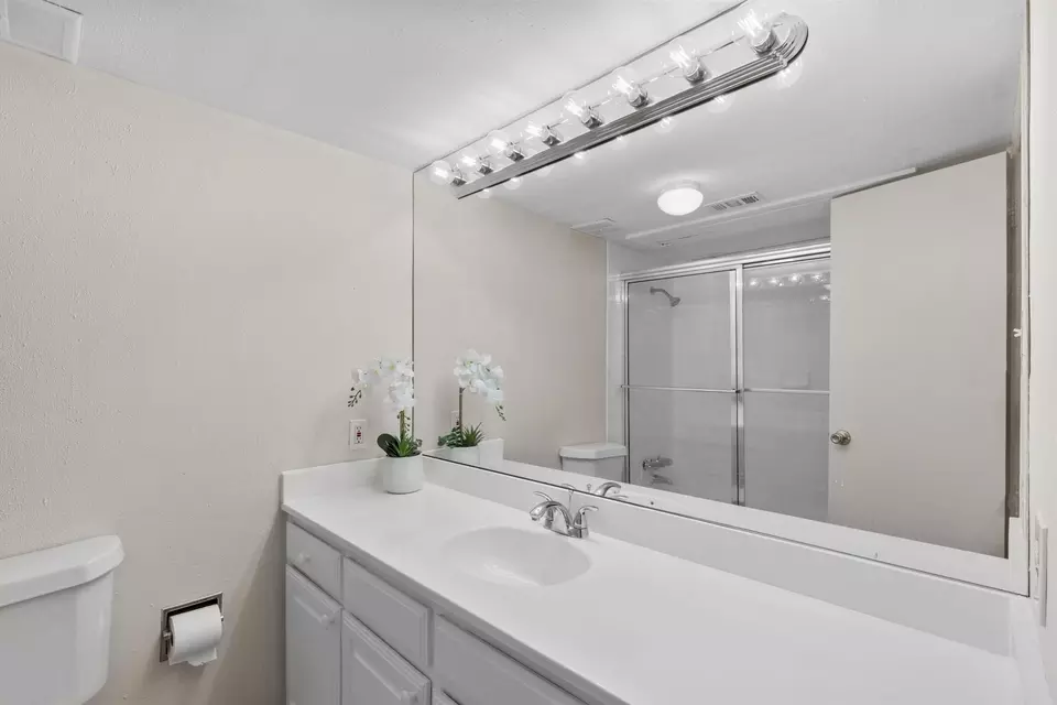 Bath - 5935 Harvest Hill Rd #1096, Dallas, TX 75230 photo 1 of 2