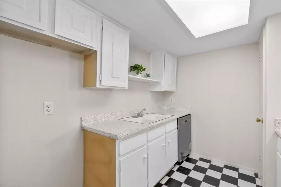 Kitchen - 5935 Harvest Hill Rd #1096, Dallas, TX 75230 photo 2 of 2