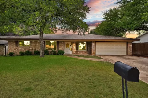 216 Shady Lake Dr, Hurst, TX 76054