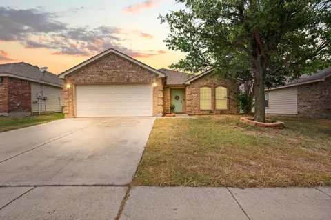 704 Poncho Ln, Haslet, TX 76052