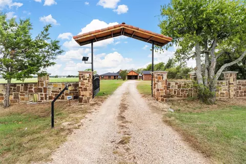 3433 W Tours Rd, West, TX 76691