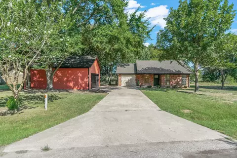 910 Willow Dr, Wills Point, TX 75169