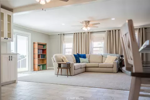 Living - 902 E Burnside St, Rotan, TX 79546 photo 2 of 4