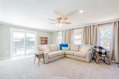Living - 902 E Burnside St, Rotan, TX 79546 photo 1 of 4