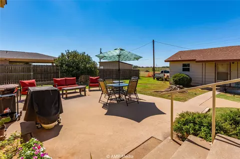 Exterior - 902 E Burnside St, Rotan, TX 79546 photo 2 of 6