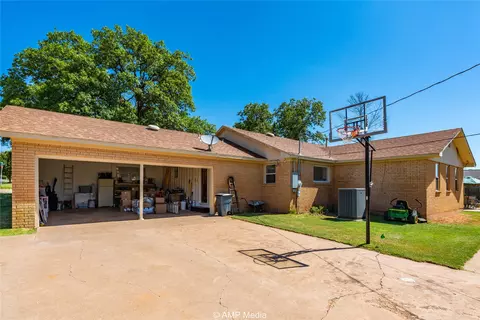 Exterior - 902 E Burnside St, Rotan, TX 79546 photo 3 of 6