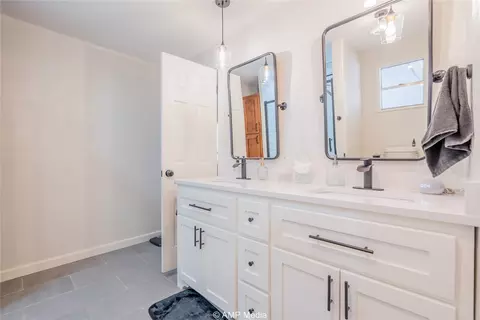 Bath - 902 E Burnside St, Rotan, TX 79546 photo 2 of 6