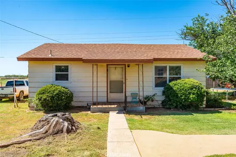 Exterior - 902 E Burnside St, Rotan, TX 79546 photo 5 of 6