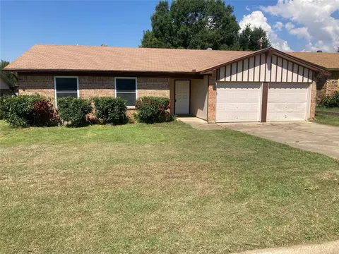 7613 Meadowbrook Dr, Watauga, TX 76148