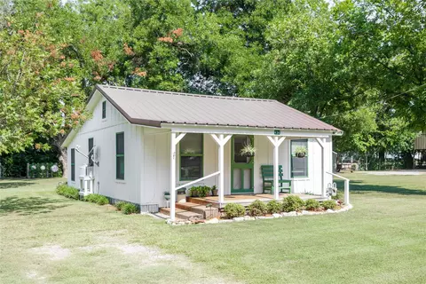 424 N Burleson Ave, De Leon, TX 76444