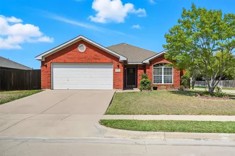 9045 Winding River Dr, Fort Worth, TX 76118