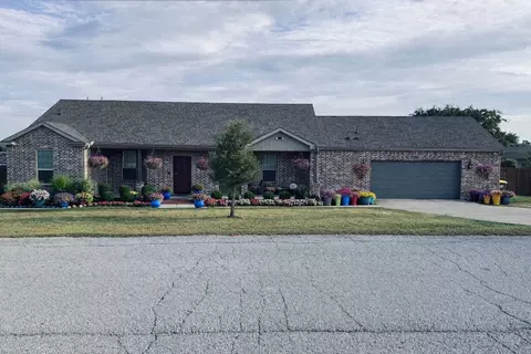 5600 Thoms Ct, Fort Worth, TX 76126