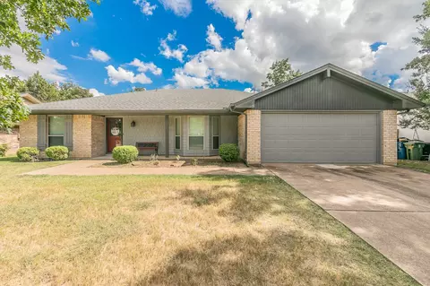 2831 Panhandle Dr, Grapevine, TX 76051