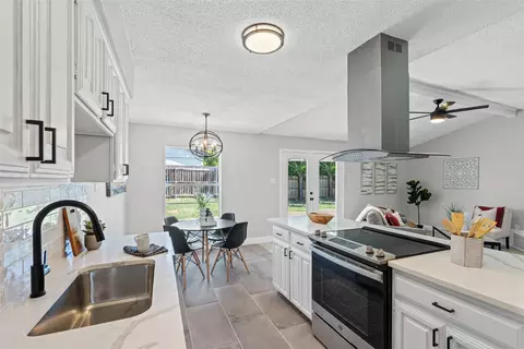 805 W Embercrest Dr, Arlington, TX 76017