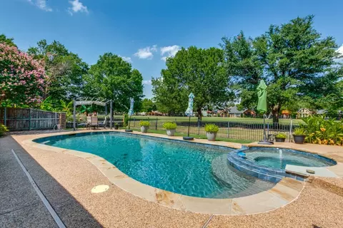 2925 Oak Springs Dr, Garland, TX 75044